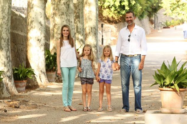 Sus Majestades los Reyes, Don Felipe y Doña Letizia, junto con sus hijas Leonor y Sofía durante su visita a la Granja de Esporles.