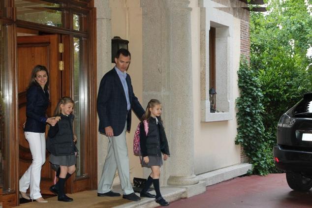 Sus Majestades los Reyes acompañan a sus hijas al colegio el día de su décimo aniversario de boda.