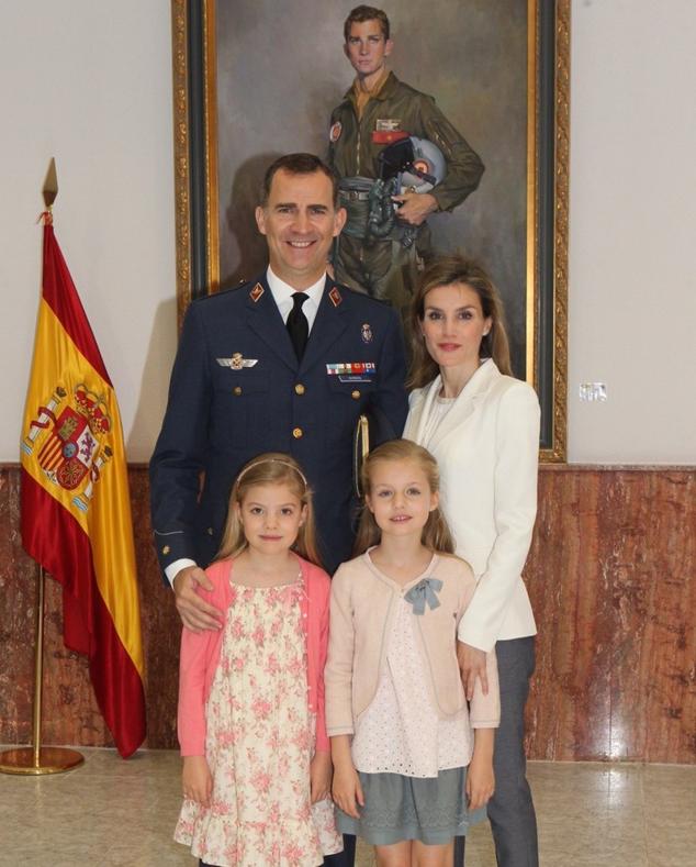 Sus Majestades los Reyes acompañados de sus hijas, la Princesa Leonor y la Infanta Sofía, durante el acto conmemorativo del XXV aniversario de la entrega de despachos de teniente a la XLI Promoción de la Academia General del Aire.