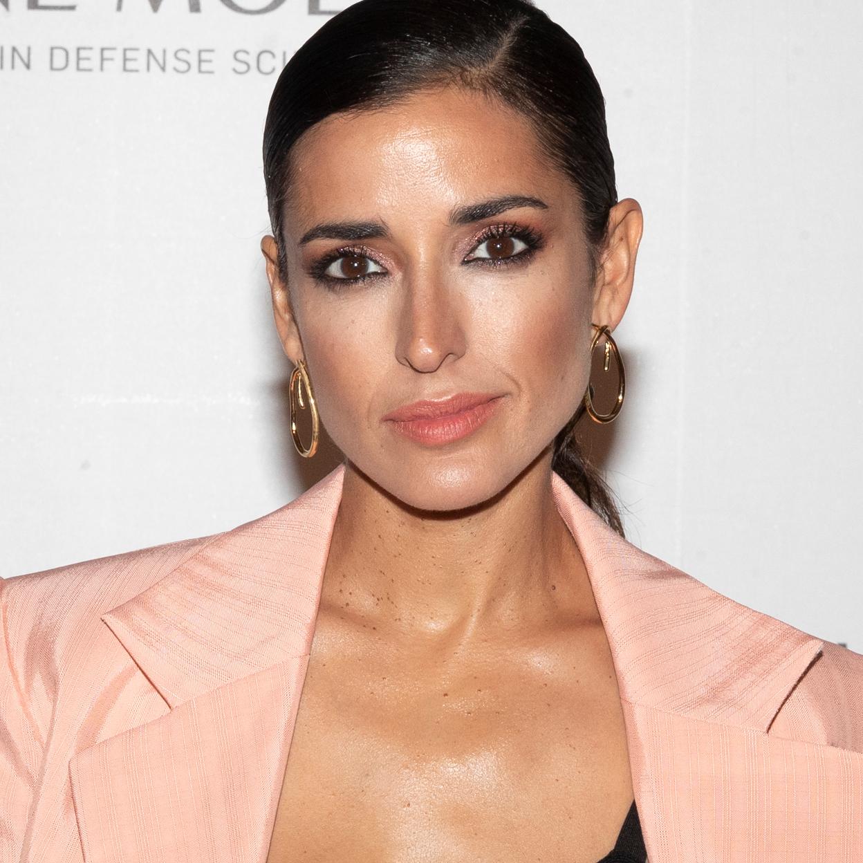 Pincha en la imagen para ver cremas y sérums con colágeno, el activo que no puede faltar en la rutina facial de las mujeres maduras porque rejuvenece la piel.