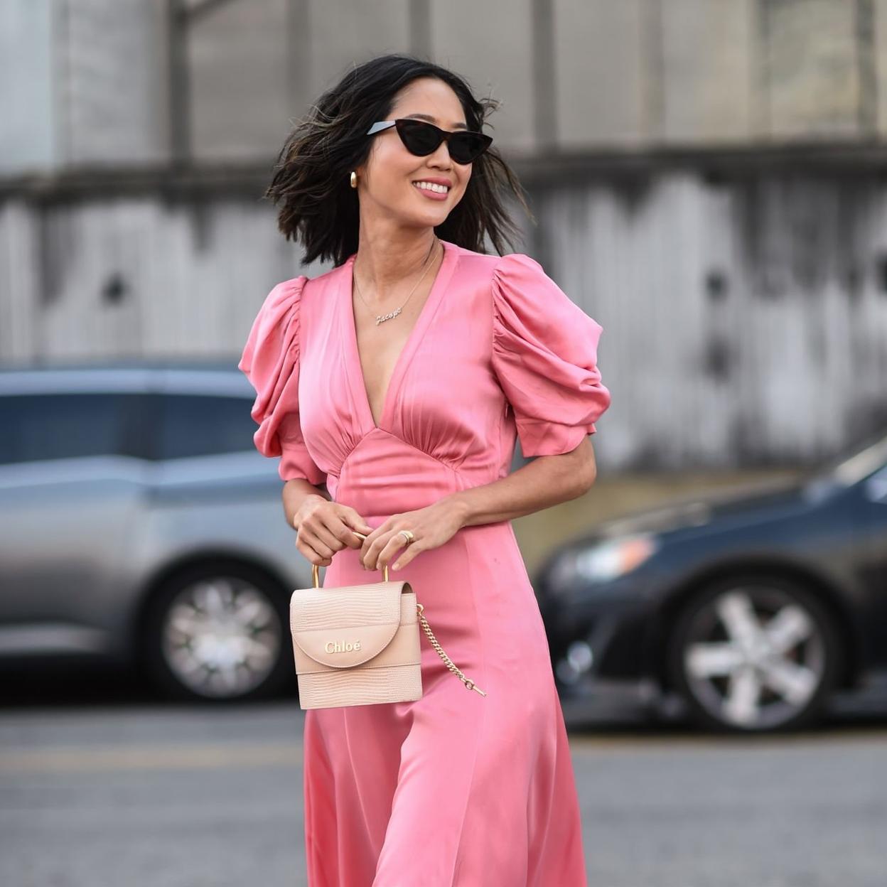 Pincha en la imagen para descubrri los vestidos de flores más bonitos, la otra gran tendencia de la primavera.