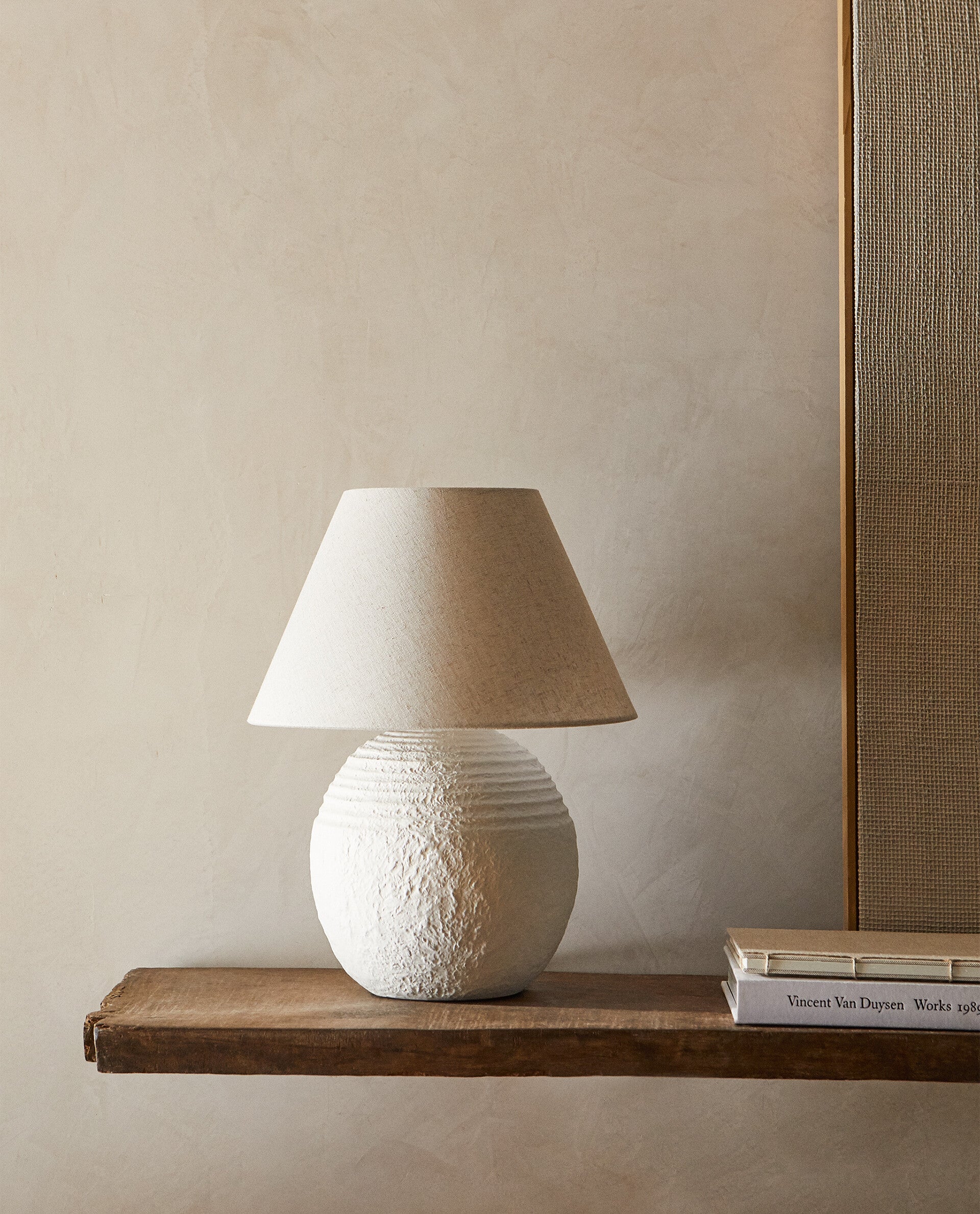 Esta lámpara de terracota blanca y pantalla en lino natural cuesta 59.99 euros en Zara Home.