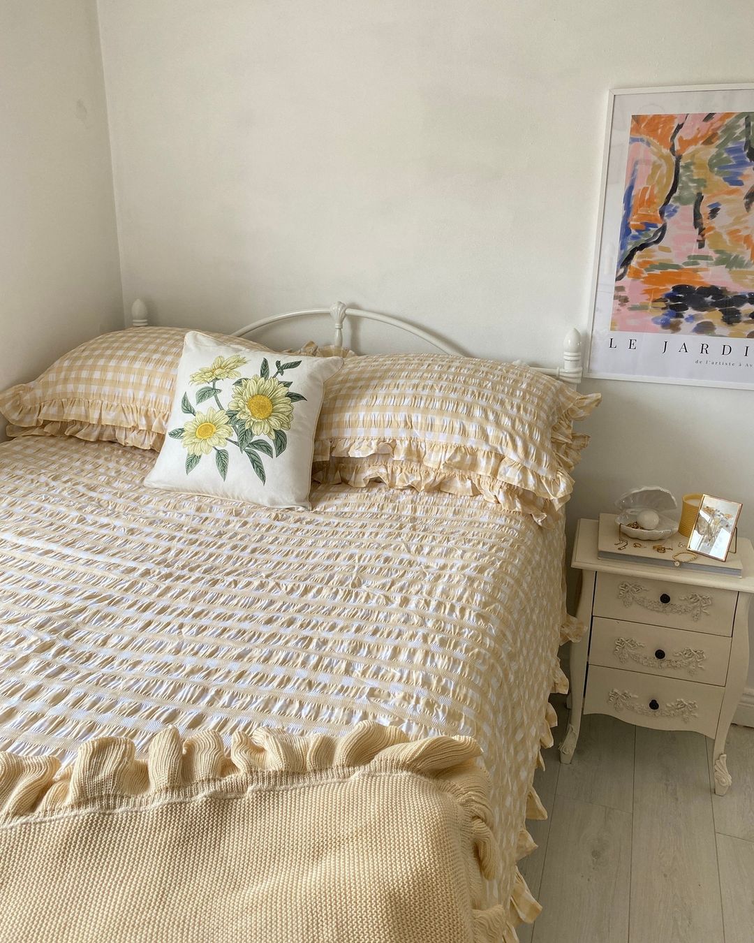 El estampado de cuadros de vichy es tendencia una primavera más, y en este caso lo incluimos en nuestro dormitorio con este juego de cama en amarillo y blanco de Primark Home. Precio: 25 euros.