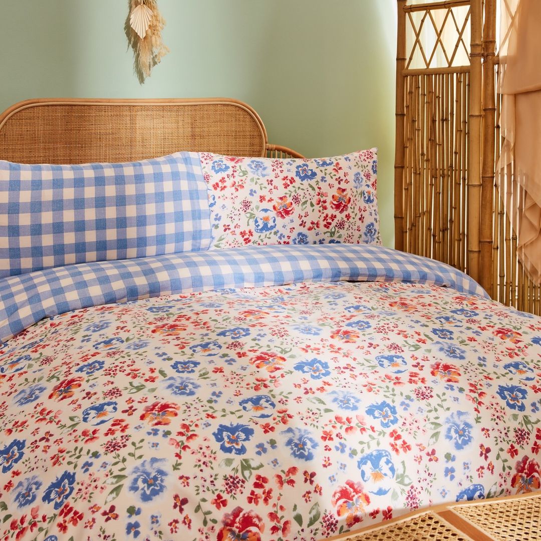 ¿Flores o cuadros? ¡Los dos! Este juego de cama reversible nos permite transformar la decoración de nuestro dormitorio a todo color de forma sencilla y muy barata. Está disponible en Primark Home por 30 euros.