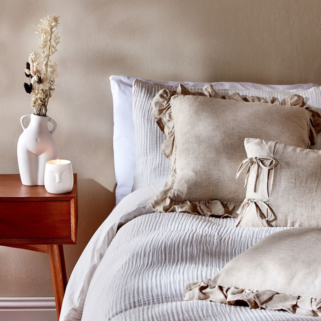 Los tonos neutros son un comodín perfecto en la decoración de nuestro hogar. Por eso, estamos completamente enamoradas de este juego de cama en blanco y tonos tierra de Primark Home, que cuesta 30 euros.