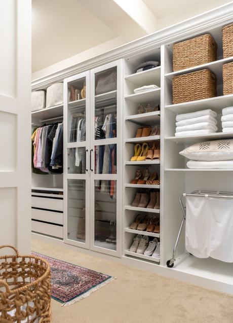 Imagen - Vestidor creado con las estructuras del aramrio PAX de IKEA. Foto: Pinterest