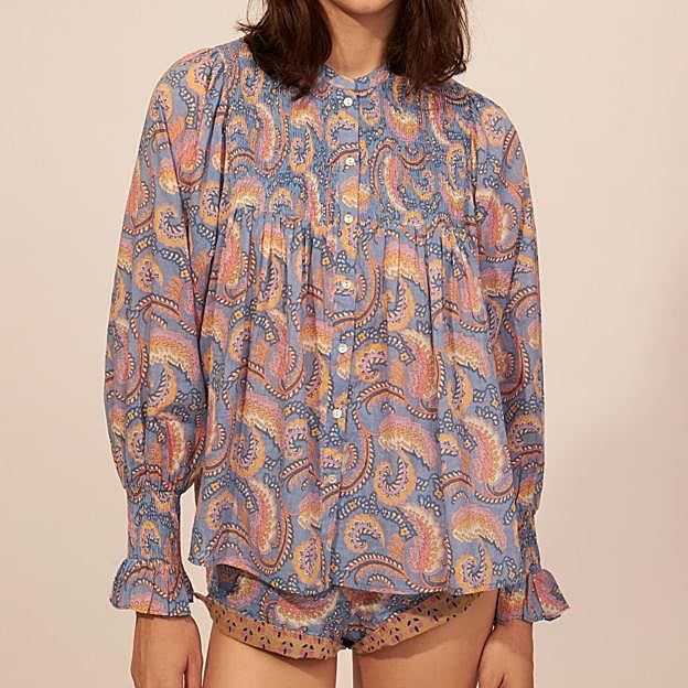 Imagen principal - Blusa estampada, vaqueros y alpargatas: el look cómodo de Virginia Troconis que tienes que copiar en primavera y que rejuvenece al instante