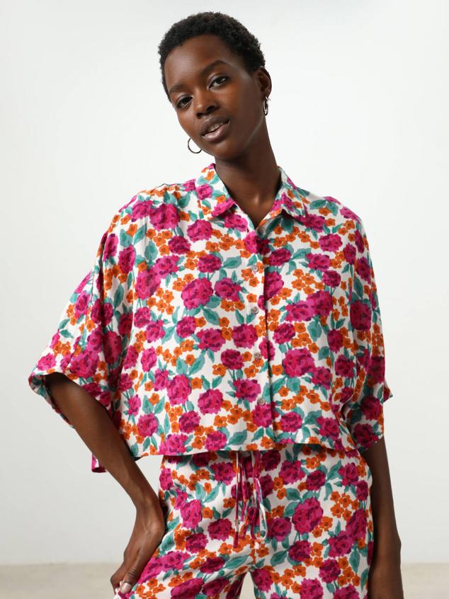 Camisa cropped con mangas anchas, silueta relajada y floral print en tonos blanco, fucsia, naranja y verde. Encuéntrala en Lefties a 9,99 euros.