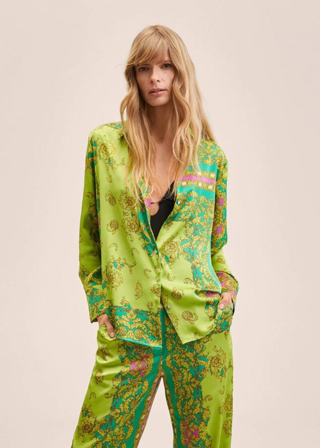 Camisa confeccionada en tejido satinado y fluido, con manga larga y estampado estilo barroco, en tonos verdes y morado. Es de Mango y tiene un precio de 29,99 euros.