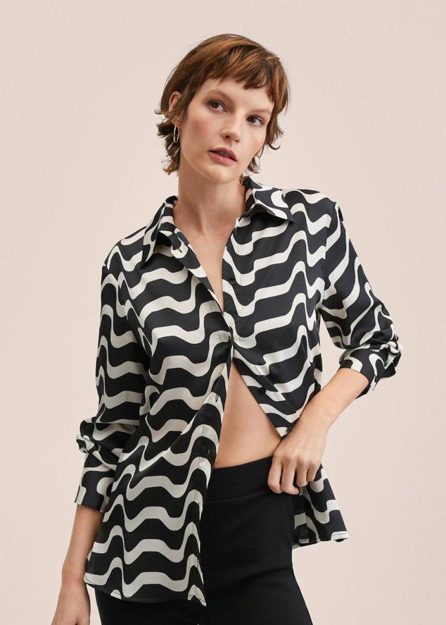 Camisa oversize de manga larga con estampado de ondas bicolor en blanco y negro. Puedes encontrarla en Mango por 22,99 euros.