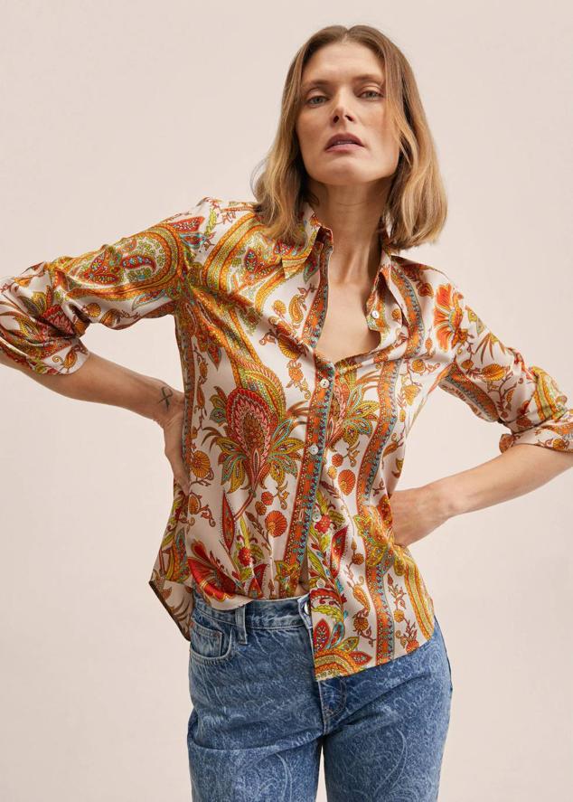 Camisa en tejido satinado con manga larga y diseño recto, adornado con estampado paisley multicolor. Está disponible en Mango con un coste de 29,99 euros.