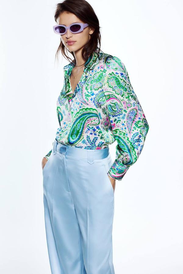 Camisa fluida con manga larga ligeramente abombada que termina en puño ancho y estampado de cachemira en tonos crudo, verde, azul y rosa. Está disponible en Zara con un precio de 25,95 euros.