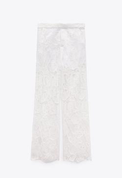 Imagen secundaria 2 - Blanco y calado: la tendencia que arrasa en vestidos, monos, pantalones o camisas y que huele a verano