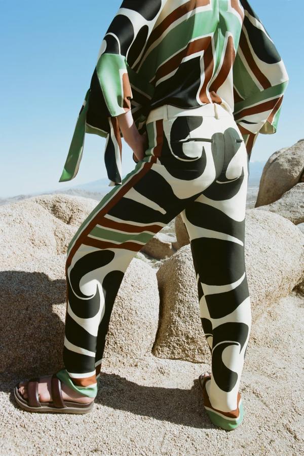 Fondo crudo con estampado en tonos caqui, marrón y negro para este pantalón de tiro alto con perneras anchas rectas que podemos encontrar en Zara por 39,95 euros. 