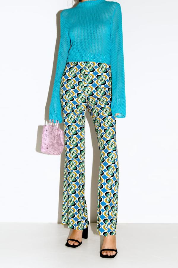 De tiro alto, con cintura elástica y bajo acabado en evasé, este pantalón con estampado retro de Zara en tonos verdes y azules tiene un precio de 29,95 euros. 