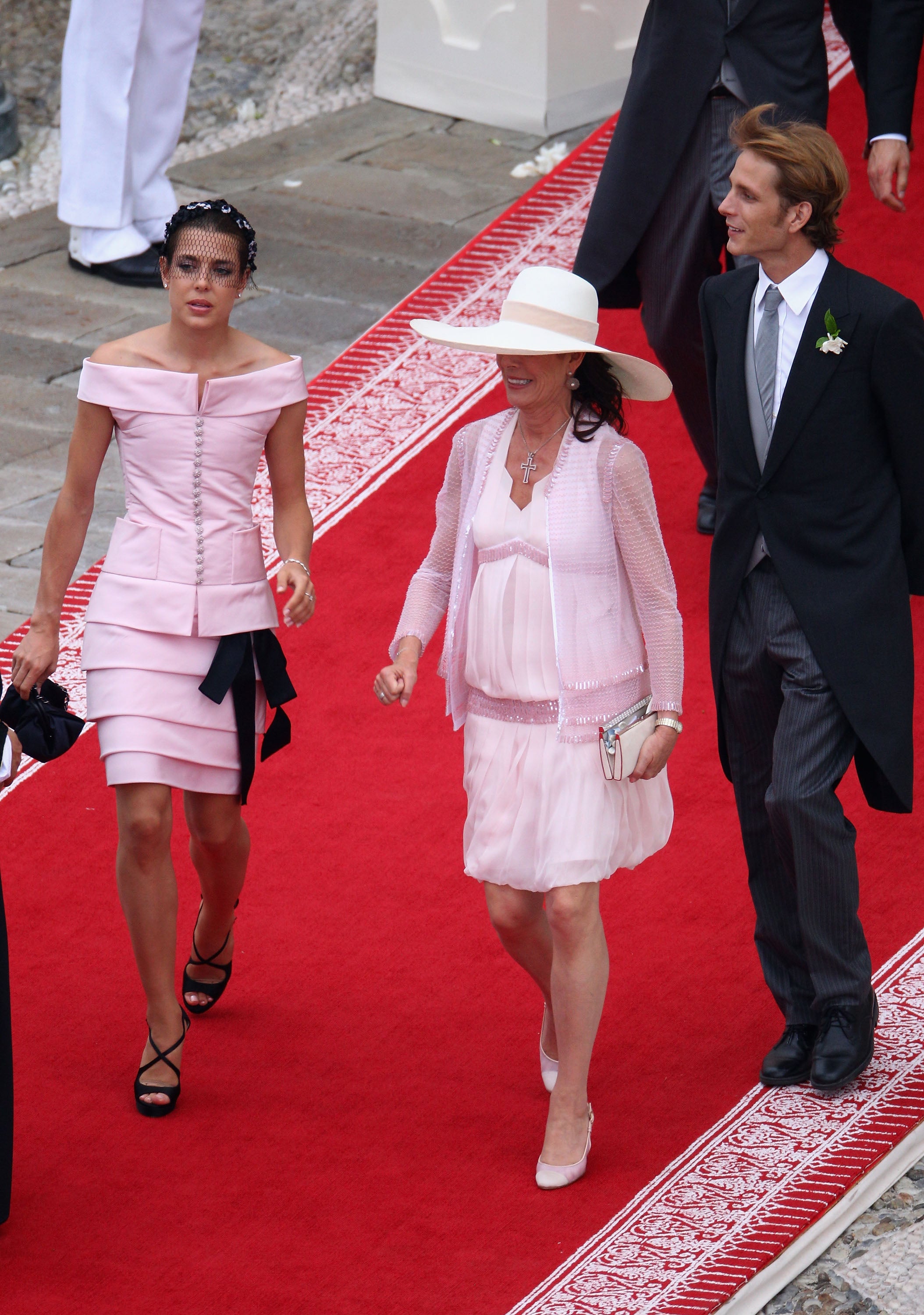 Para la boda real de Alberto y Charlene de Mónaco parece ser que se pusieron de acuerdo con el rosa pastel. Cabe destacar que Carolina remata con una pamela voluminosa, mientras que Carlota con un tocado más discreto.