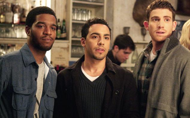 Una de las producciones más desconocidas de HBO es esta comedia dramática, o dramedia, compuesta por dos temporadas y 16 episodios. Con Ben y Cam como protagonistas, la serie cuenta su periplo para alcanzar (también) el sueño americano, en este caso a través del mundo de la moda. Pero no hablamos de pasarelas o exuberantes modelos, sino de talleres lúgubres y diseños mejorables, ya que lo que querían era abrirse camino en el mundo de los vaqueros. Ambientada en Brooklyn, está desprovista de la épica propia de este tipo de historias y descubre con atractivo un Nueva York que se suele quedar fuera de la ficción. 