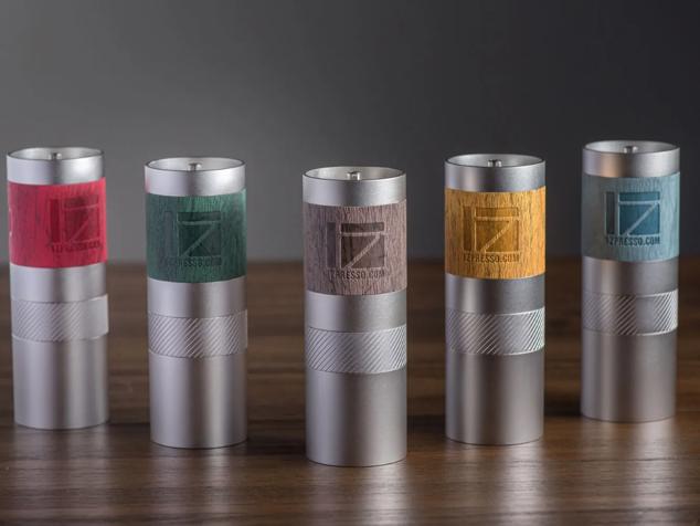 Un grupo de ingenieros coreanos, amantes del café, están detrás del molinillo 1Zpresso, del que hay hasta una docena de aparatos diferentes que van desde los 90 euros a los 260. Cada uno de ellos se adapta a las necesidades del consumidor, y es que si algo hay que tener claro a la hora de sumergirse en el mundo del café de especialidad es cual es tu café favorito. ¿Eres más de espresso, de latte o de capuccino?