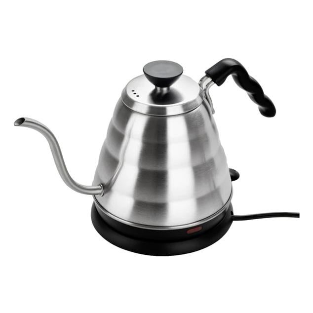 Entre las herramientas imprescindibles para el café de filtro se encuentra el hervidor de agua, y aunque los hay más sofisticados y con control de temperatura automático, nos vamos a quedar con este de Hario en acero inoxidable, con mango de plástico y una capacidad de 0,8 litros. En El Corte Inglés tiene un precio de 75 euros.