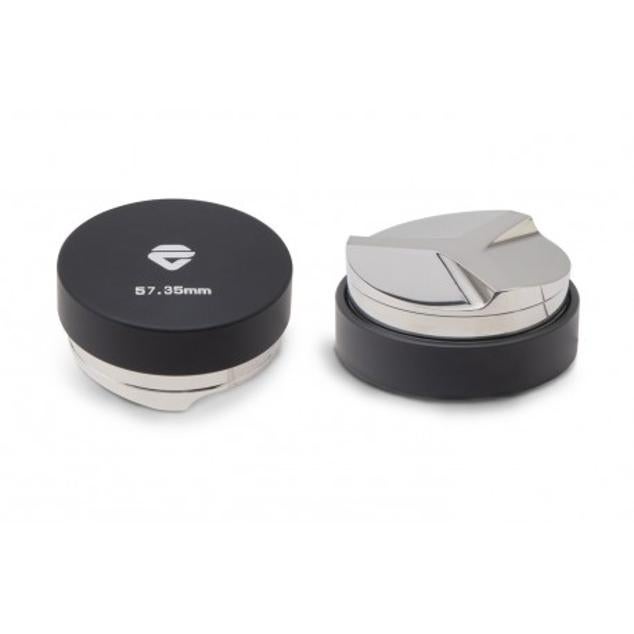 Si lo tuyo es la perfección, el complemento ideal del tamper es un nivelador, con el que te aseguras que la pastilla de café quede perfectamente horizontal dentro del filtro antes de aplicar el tamper. El de la imagen, de Lelit, tiene un precio de 45 euros.