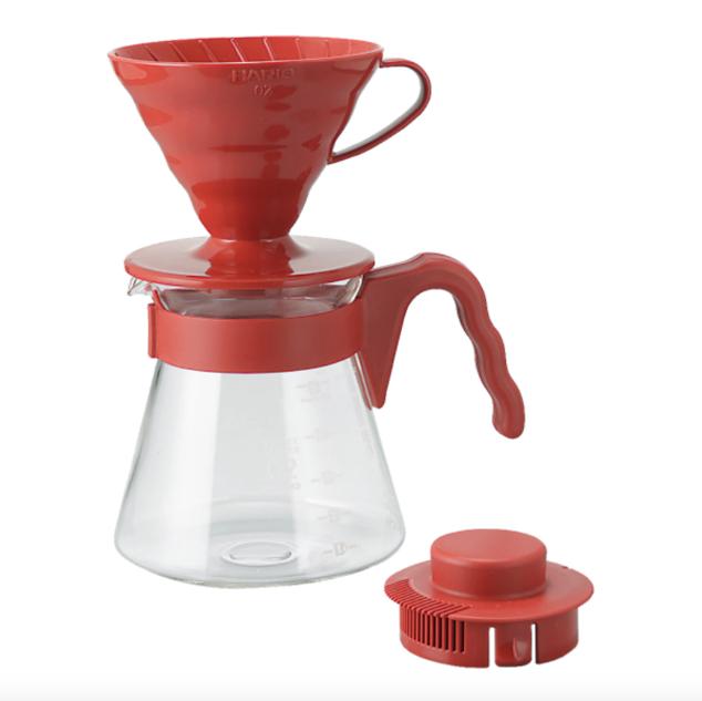 La cafetera de filtro más popular entre los puristas del café, junto con la Kalita, es esta, que podemos encontrar en materiales como la cerámica, el diseño original, el plástico o el metal. Cada una de ellas tiene sus ventajas y sus inconvenientes, pero si en algo coinciden los que más saben es que su diseño es ideal, tanto por su capacidad para retener el calor como por el sabor que consigue. Existen infinidad de tutoriales para sacar lo mejor de los granos más selectos, el set de goteo completo podemos encontrarlo por 19,50 euros en El Corte Inglés.