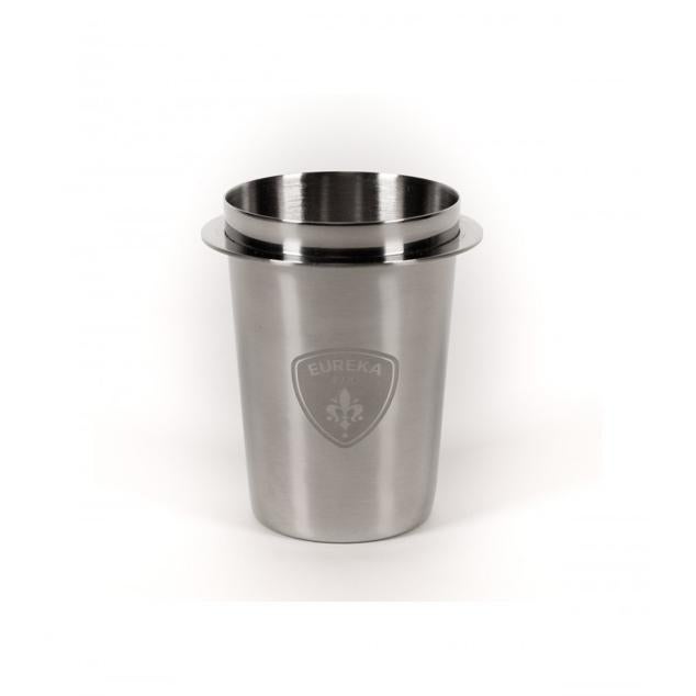 Para medir los granos de café en tu báscula, o para recoger el café molido antes de pasarlo a tu cafetera, te vendrá muy bien un vaso dosificador que se ajusta al tamaño del portafiltro, como este de Eureka que cuesta 22,50 euros y está realizado en acero inoxidable.