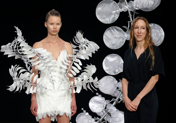 De un pueblo sin panadería a la gala del MET: Iris van Herpen, la diseñadora más tecnológica de la pasarela