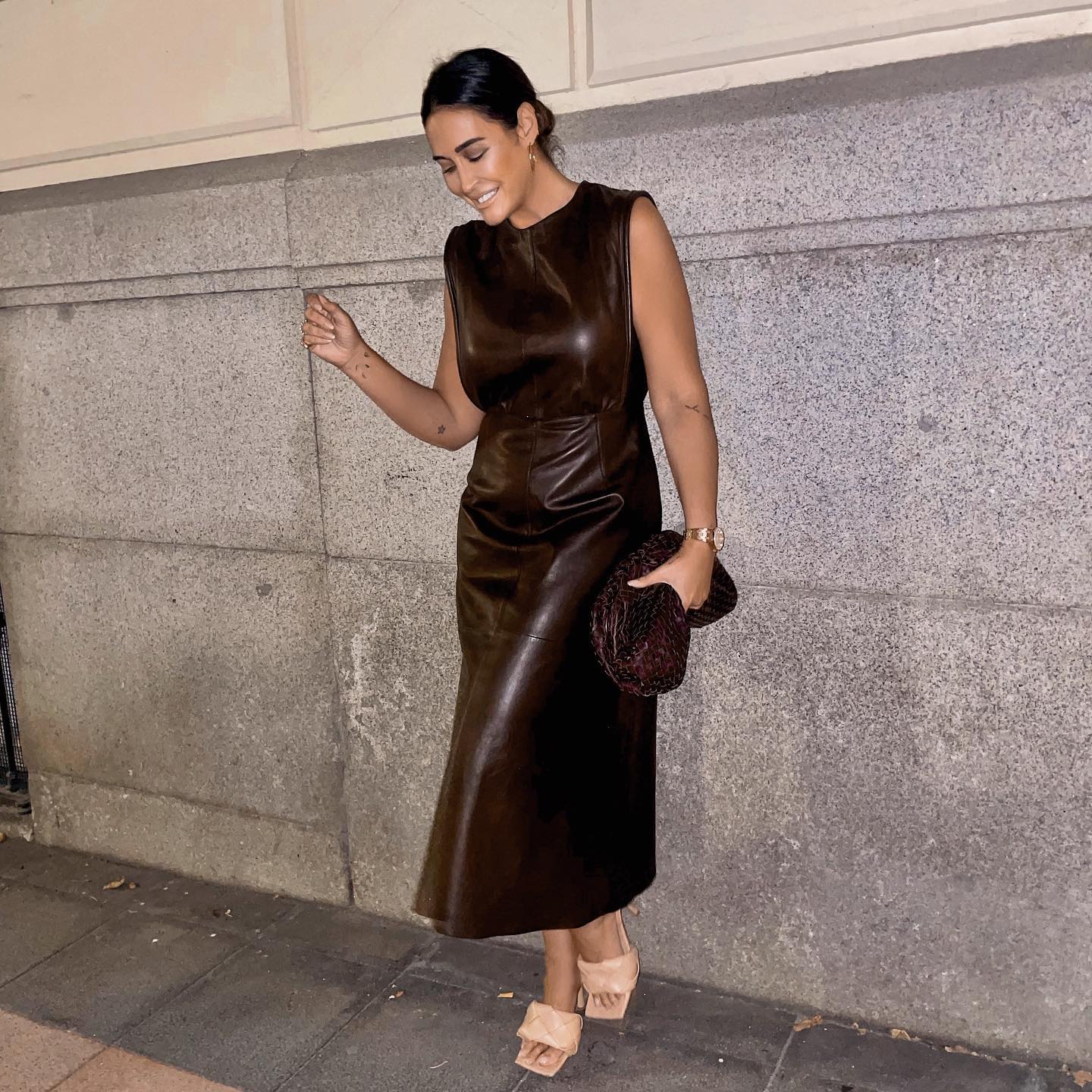 Este vestido de Massimo Dutti efecto piel es pura sofisticación, y demuestra que Vicky tiene elegancia y sabe como vestir su cuerpo para estilizarlo al máximo. Aunque el detalle que más llama la atención son sus sandalias de Bottega Veneta. 