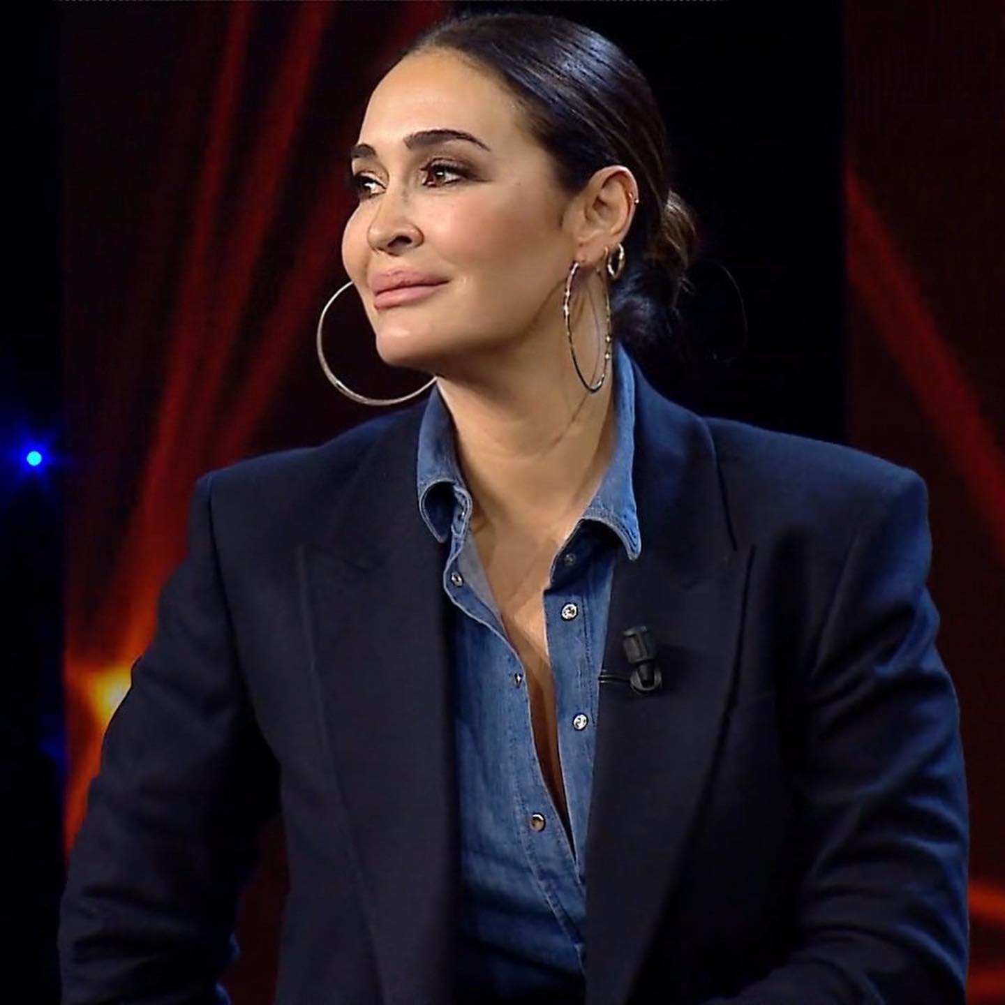 Para una de sus múltiples intervenciones en el programa de Bertín, observamos su faceta más casual con una blazer azul marina y una camisa denim. Un look atemporal combinado con grandes argollas y moño recogido bajo.