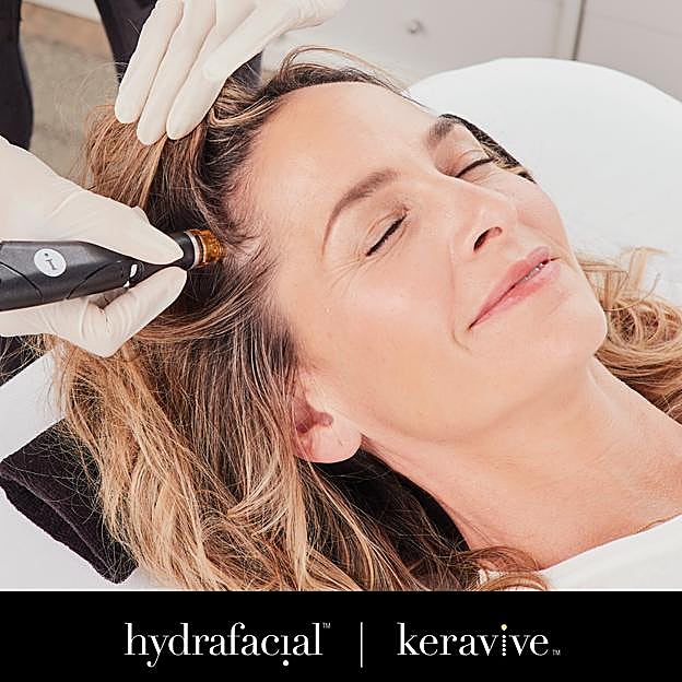 Imagen principal - Este tratamiento antiedad va a arrasar en las peluquerías porque ayuda a frenar el envejecimiento acelerado del cabello