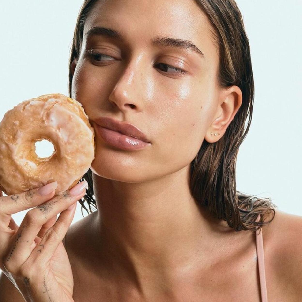 Pincha para ver las bases de maquillaje invisibles y prebases alisadoras: la combinación perfecta para un makeup antiedad.