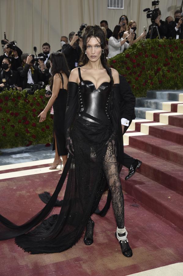 Si el encaje negro ha sido una de las tendencias de la noche, el cuero a juego también. Y Bella Hadid combinó ambos con este look de Burberry.