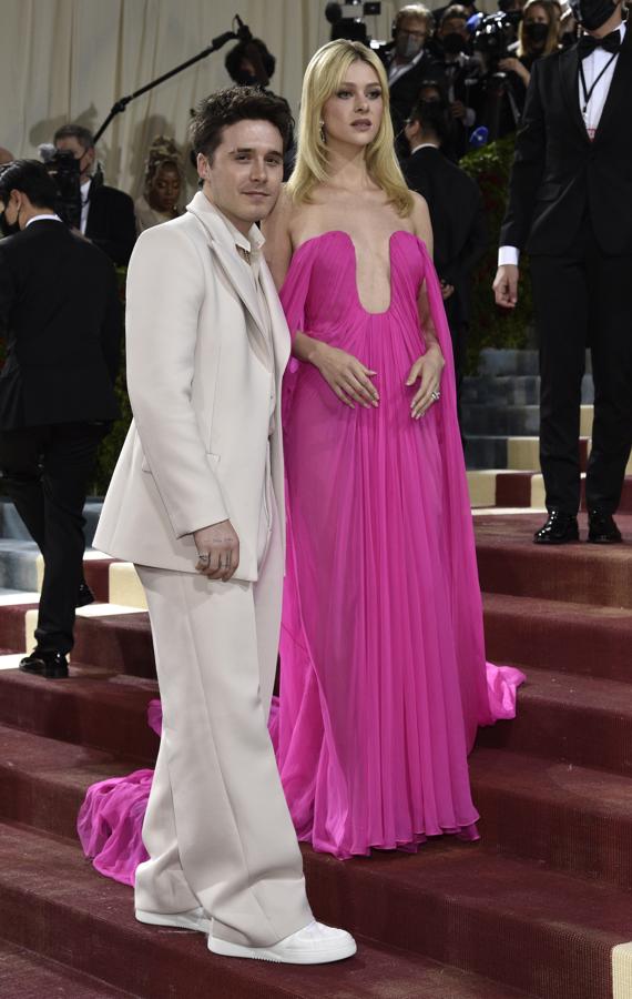 Brookyln Beckham y Nicola Peltz, fiel al rosa con este diseño de Valentino, reaparecieron días después de haberse casado.