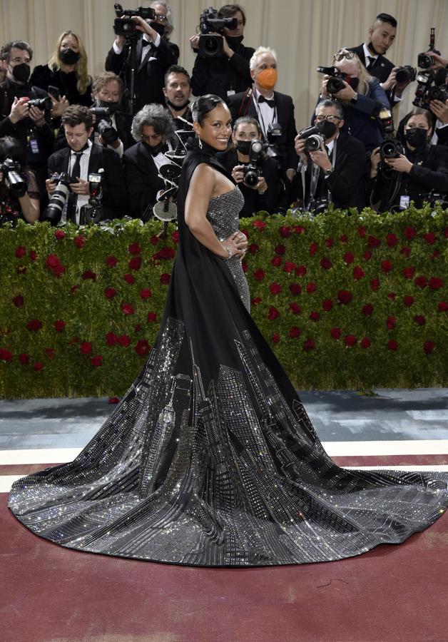 Una capa negra con pedrería plateada que dibujaba el sky-line de Nueva York era la protagonista del look de Alicia Keys que firma Ralph Lauren.