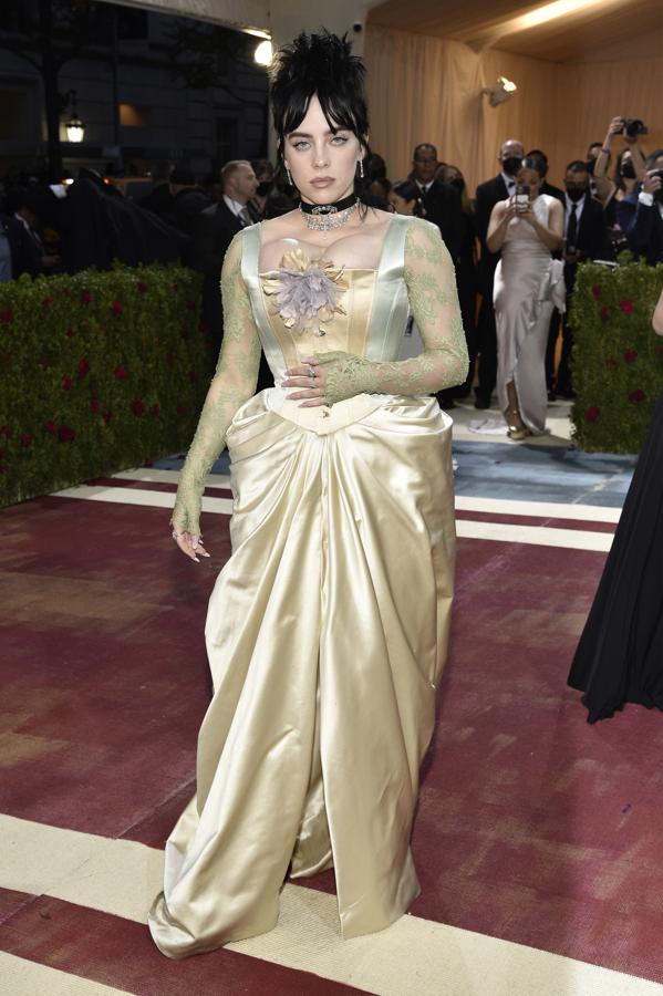 Billie Eilish también apostó por el corsé y acertó con este vestido de Gucci que cumplía a la perfección con la etiqueta.