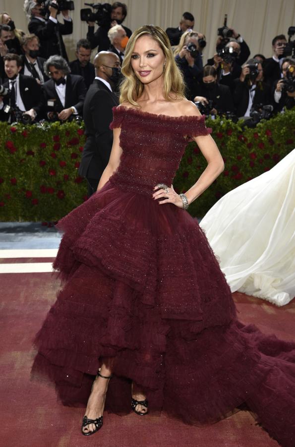 Gerogina Champman y este vestido granate no cumplía con el 'dress code'.