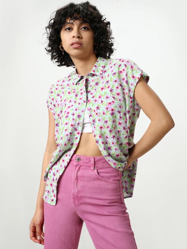Camisa de manga corta caída con diseño fluido, cuello solapa y cierre de botones. Dispone de cuatro modelos, uno liso en color crudo y tres estampados, a rayas, floral o geométrico. Tiene un coste de solo 7,99 euros y el rango de tallas va de la XS a la XL. También está en la colección de Lefties.