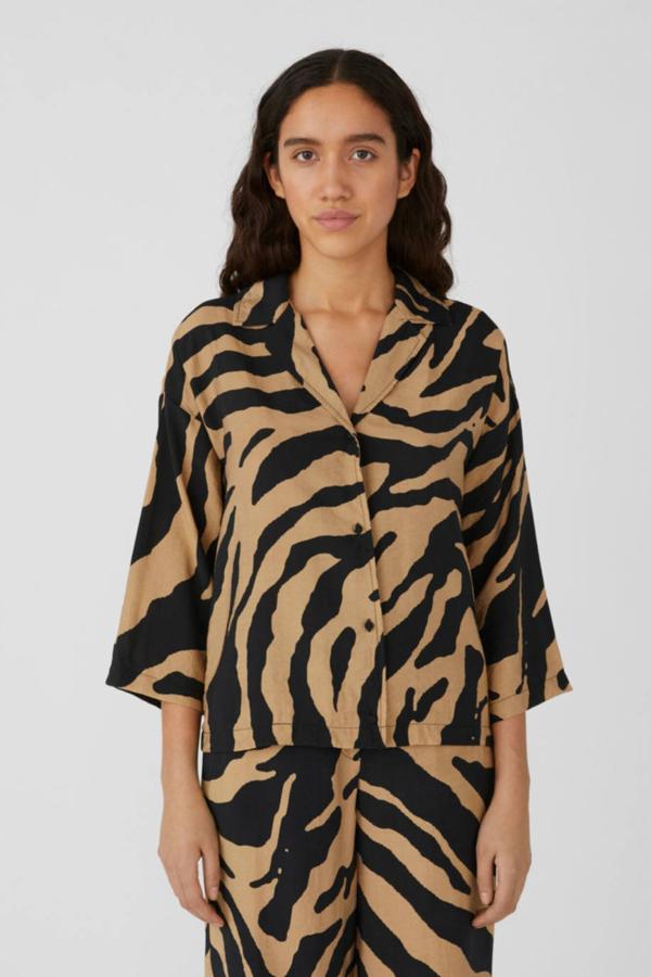 Camisa de manga corta oversize con estampado animal print, que está rebajada de 34,99 euros y a 24,49 euros. Puedes encontarrla en la web de Cortefiel.