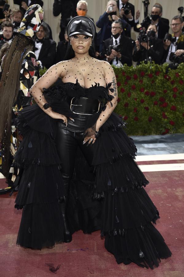 Nicki Minaj no quiso pasar desapercibida con este look de cuero negro y sobrefalda de volantes.