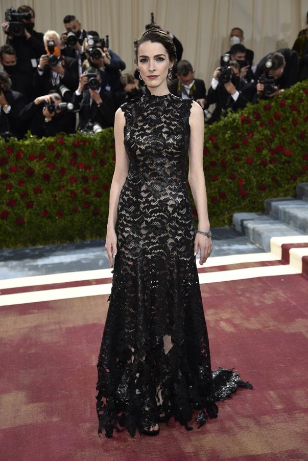 Bee Shaffer, la hija de Anna Wintour, escogió este vestido de encaje negro de Alexander McQueen.