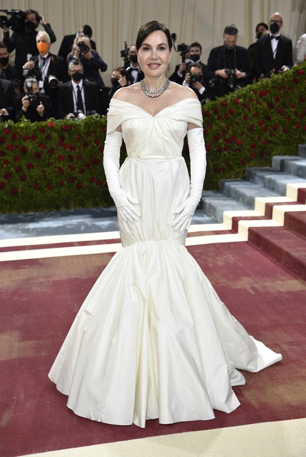 El vestido de Fabiola Beracasa Beckman también tenía una clara inspiración con el glamour de hace décadas.