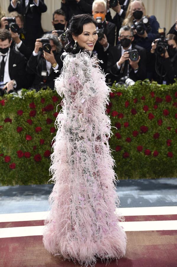 Las lentejuelas y las plumas fueron las protagonistas de este vestido de Giambattista Valli que lució Wendi Murdoch.
