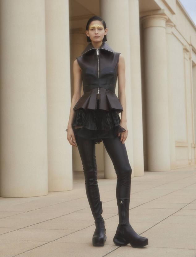 Chaleco, body, falda de gasa y botas altas de piel, todo de Givenchy.