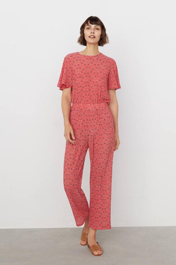 Pantalón de punto texturizado con tejido fluido y ligero que se decora con estampado, en color rosa. Es un diseño de pernera holgada, largo tobillero y cinturilla elástica. También lo puedes encontrar en Cortefiel, con un precio de 39,99 euros y entre la XS y la XXL.