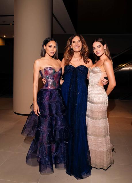 Imagen - Roberta, en medio dc Jurnee Smollett y Lily James.