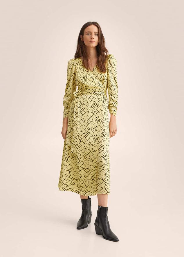 Y no podía faltar uno de los estampados más demandados del momento. Un vestido midi, de corte cruzado que podrás llevar en tu día a día pero también en los eventos más especiales. Vestido satinado de Mango (29,99 euros). 