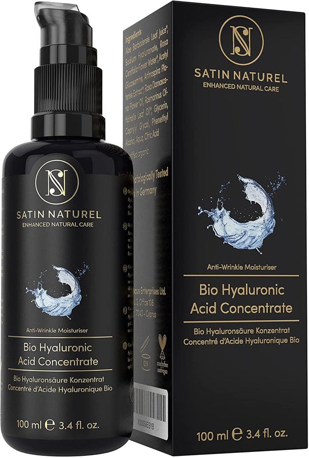 La combinación de ácido hialurónico de bajo, medio y alto peso molecular refuerza la piel con un efecto cuádruple: relleno inmediato antiarrugas; mejora de la textura general de la piel; efectos antienvejecimiento a largo plazo; la N-acetil-D-glucosamina estimula la producción de ácido hialurónico del propio cuerpo. Basado en aloe vera orgánico en vez de agua y enriquecido con extracto de alga espirulina orgánico y agua de rosas orgánicas para un cuidado fortalecedor adicional de la piel, la cara, el cuello y los ojos. Precio: 19,99 euros.