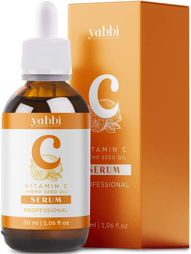 Sérum facial con vitaminas C y E, ácido hialurónico, aceite de semilla de cáñamo, aloe y centella con acción hidratante, antioxidante, tonificante e iluminadora. Útil como aclarador de manchas, reduce imperfecciones, poros dilatados, bolsas de ojos, ojeras. Tonifica y estimula la producción de colágeno, libera un agradable aroma cítrico Precio: 9,99 euros.
