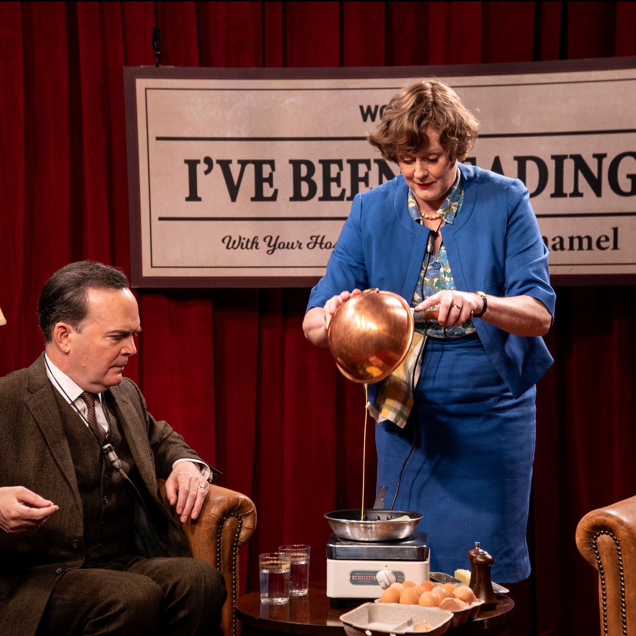 Julia Child haciendo en directo una tortilla francesa, una de las recetas presentes en El arte de la cocina francesa. 