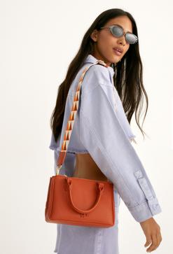 Imagen secundaria 2 - Parfois tiene el bolso tote en cuatro colores perfecto para el buen tiempo